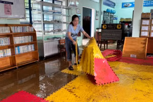 Các thiết bị nghe nhìn ở thư viện Trường Tiểu học Hồng Quang được kê kích lên cao khi có mưa kéo dài. Ảnh: TG