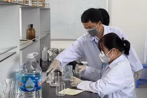 Sinh viên Trường ĐH Công nghiệp Thực phẩm TPHCM trong một giờ học ở phòng thí nghiệm. Ảnh: NTCC