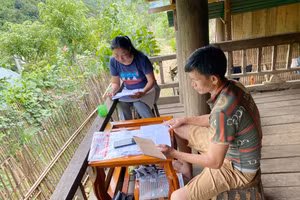 Cô giáo điểm bản Cà Moong đến gặp trưởng bản để nắm tình hình học sinh sau hè.