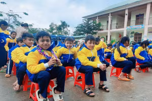 Học sinh Trường Phổ thông Dân tộc bán trú Tiểu học Trà Tập (Nam Trà My, Quảng Nam) nhận quà Tết là áo ấm từ câu lạc bộ Bạn thương nhau. 