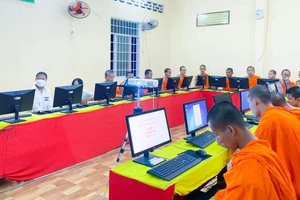 Một tiết học của thầy Nguyễn Trường Nhân – giáo viên Tin học, Trường Trung cấp Pali - Khmer tỉnh Trà Vinh. Ảnh: NVCC