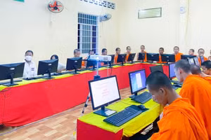 Một tiết học của thầy Nguyễn Trường Nhân – giáo viên Tin học, Trường Trung cấp Pali - Khmer tỉnh Trà Vinh. Ảnh: NVCC