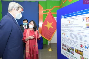 PGS.TS Hoàng Thị Thu Hương giới thiệu dự án nghiên cứu do USAid tài trợ với Đặc phái viên Tổng thống Mỹ về Vấn đề khí hậu, Cựu ngoại trưởng Mỹ John Kerry.