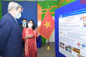 PGS.TS Hoàng Thị Thu Hương giới thiệu dự án nghiên cứu do USAid tài trợ với Đặc phái viên Tổng thống Mỹ về Vấn đề khí hậu, Cựu ngoại trưởng Mỹ John Kerry.