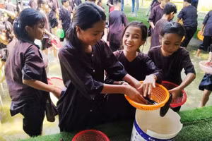 Học sinh Trường Tiểu học Thạnh An trải nghiệm “Một ngày làm nông dân”.