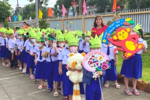 Niềm vui ngày khai giảng của cô trò tỉnh Tiền Giang. 