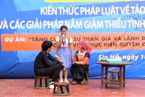Học sinh huyện vùng cao Sìn Hồ tham gia tìm hiểu về tảo hôn.