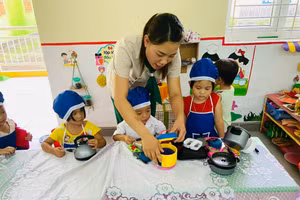 Chăm sóc trẻ ở Trường Mầm non Thanh Sơn, huyện Ba Chẽ (Quảng Ninh).