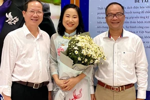 TS Hà Thị Thanh Hương nhận giải thưởng L’Oréal - UNESCO Vì sự phát triển phụ nữ trong khoa học (For Women in Science). Ảnh NVCC