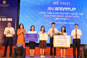 Thứ trưởng Bộ GD&ĐT Ngô Thị Minh (thứ 2 từ trái qua) trao giải Nhất khối học sinh phổ thông cho dự án “Vật liệu gốm nhẹ không nung từ nguồn phế phẩm vỏ hàu và trấu”.