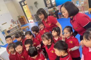 Cô trò Trường Mầm non Thanh Trì (Hà Nội) tham gia hội thi “Giáo viên giỏi” vòng 2 cấp Quận năm học 2022 – 2023. Ảnh: INT