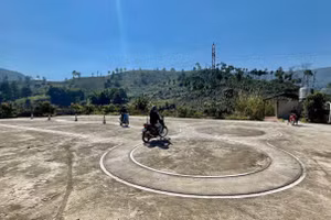 Học viên thực hành thi lái xe trên sa hình.