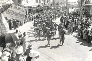 8 giờ sáng ngày 10/10/1954, Trung đoàn Thủ đô thuộc Đại đoàn 308 tiến vào giải phóng Hà Nội. Ảnh tư liệu 