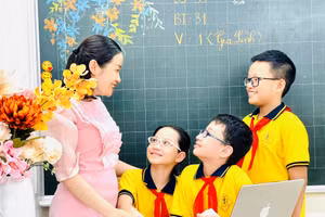 Cô trò Trường Tiểu học Bà Triệu (quận Hai Bà Trưng, Hà Nội). Ảnh minh họa: INT