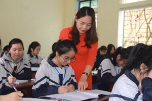 Vượt lên hoàn cảnh, Loan luôn là học sinh giỏi toàn diện suốt 12 năm học.