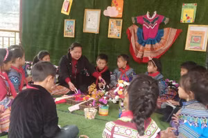 Cô Hoàng Thị Thủy - giáo viên Trường Phổ thông DTBT Tiểu học số 1 xã Sín Chéng (Lào Cai) hướng dẫn học sinh nghiên cứu khoa học. Ảnh: NVCC