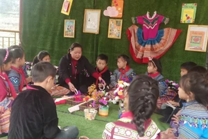Cô Hoàng Thị Thủy - giáo viên Trường Phổ thông DTBT Tiểu học số 1 xã Sín Chéng (Lào Cai) hướng dẫn học sinh nghiên cứu khoa học. Ảnh: NVCC
