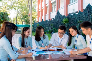 Trường ĐH Gia Định (TP Hồ Chí Minh) tư vấn tuyển sinh, hướng nghiệp cho thí sinh. Ảnh: NTCC