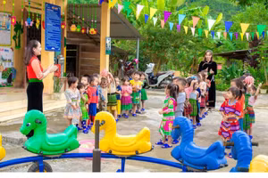 Giờ ra chơi của cô trò điểm trường Khe Tiến, xã vùng cao Hồng Ca, huyện Trấn Yên, tỉnh Yên Bái. Ảnh: NTCC