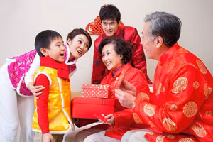 Cha mẹ cần dạy trẻ cách chúc Tết ông bà, người lớn. Ảnh minh họa.