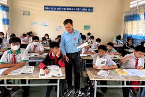 Thầy Chạy hướng dẫn học sinh học bài.