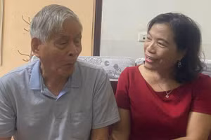 Cô giáo Lương Thị Hiên đến thăm, chúc mừng thầy Tạ Cẩn nhân Ngày Nhà giáo Việt Nam 20/11/2023. Ảnh: NVCC