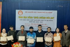 Sinh viên Đại học Đà Nẵng nhận học bổng Nuôi dưỡng ước mơ do ông Nguyễn Thành Lân tài trợ.