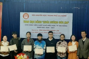 Sinh viên Đại học Đà Nẵng nhận học bổng Nuôi dưỡng ước mơ do ông Nguyễn Thành Lân tài trợ.