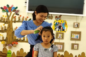 Cô H’ Phen chăm sóc học sinh. Ảnh: TG