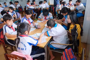 Đặng Ngọc Minh Hưng cùng các bạn trong buổi học.