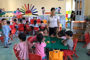 Chăm sóc và nuôi dạy trẻ ở điểm trường Mầm non Nà Hẩu, huyện Văn Yên, tỉnh Yên Bái.