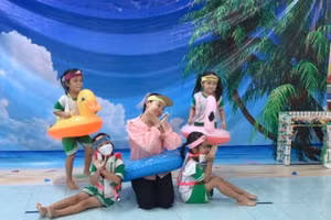 Cô Lê Thị Thanh Tâm và trẻ Trường Mầm non Hướng Dương trong tiết mục biểu diễn văn nghệ.