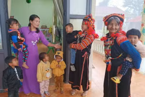 Giáo viên Trường Mầm non Thu Lũm đón trẻ vào lớp.