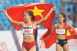 Nguyễn Thị Oanh ăn mừng thành tích nội dung 5.000m. Ảnh: INT.