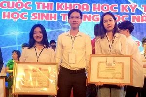 Thầy Hoàng Châu Thiện và các học trò nhận Bằng khen trong một cuộc thi Khoa học kỹ thuật cấp quốc gia. Ảnh: NVCC