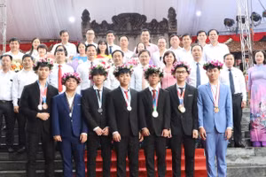 Lãnh đạo tỉnh Bắc Ninh chụp ảnh lưu niệm cùng giáo viên bồi dưỡng HSG và HSG đoạt giải trong các kỳ thi khu vực và quốc tế. Ảnh: Đăng Chung