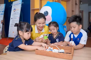 Giáo viên đóng vai trò quan trọng giúp trẻ nhận biết nguy hiểm khi giao tiếp với người lạ. Ảnh minh họa