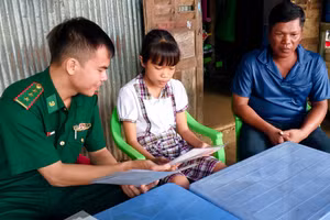 Cán bộ Đồn Biên phòng Trung Bình đến thăm hỏi, động viên em Thạch Thị Mỹ Tuyền. 