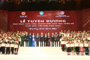 Lễ tuyên dương học sinh, sinh viên, thanh niên DTTS xuất sắc, tiêu biểu năm 2022. Ảnh: Ngô Chuyên