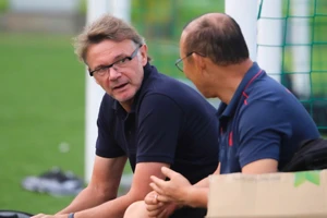 Huấn luyện viên Philippe Troussier (trái) và đồng nghiệp Park Hang Seo.