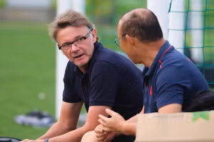 Huấn luyện viên Philippe Troussier (trái) và đồng nghiệp Park Hang Seo.