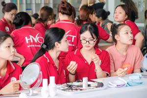 Một lớp đào tạo nghề trang điểm của Trường Cao đẳng Kỹ nghệ II. Ảnh: NTCC