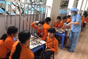 Trường Tiểu học Ngô Gia Tự thực hiện hợp đồng cung cấp suất ăn bán trú cho học sinh.