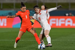 Cầu thủ trẻ Thanh Nhã (bên phải) trận Việt Nam gặp Bồ Đào Nha. Ảnh: ITN.