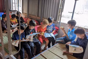 Học sinh Trường PTDTBT Tiểu học Chung Chải số 2 sinh hoạt, học tập trong khu nội trú chật hẹp, nóng bức.