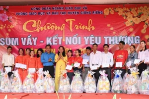 Bà Lâm Thị Mạnh, Chủ tịch Công đoàn Giáo dục tỉnh Kiên Giang trao quà cho giáo viên tại chương trình “Tết sum vầy”. Ảnh: NVCC