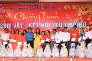 Bà Lâm Thị Mạnh, Chủ tịch Công đoàn Giáo dục tỉnh Kiên Giang trao quà cho giáo viên tại chương trình “Tết sum vầy”. Ảnh: NVCC