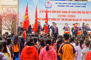 Trường Tiểu học Thăng Long (quận Hoàn Kiếm, Hà Nội) tổ chức lễ kỷ niệm 93 năm Ngày thành lập Đảng Cộng sản Việt Nam.