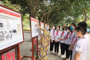 Cô Lưu Thị Thanh Nga, Trường THCS Kim Liên, huyện Nam Đàn, Nghệ An thường dẫn các khóa học sinh đến thăm quê Bác.