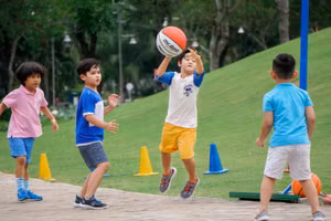 Cha mẹ có thể bồi dưỡng lòng dũng cảm cho trẻ thông qua trò chơi. Ảnh minh họa.